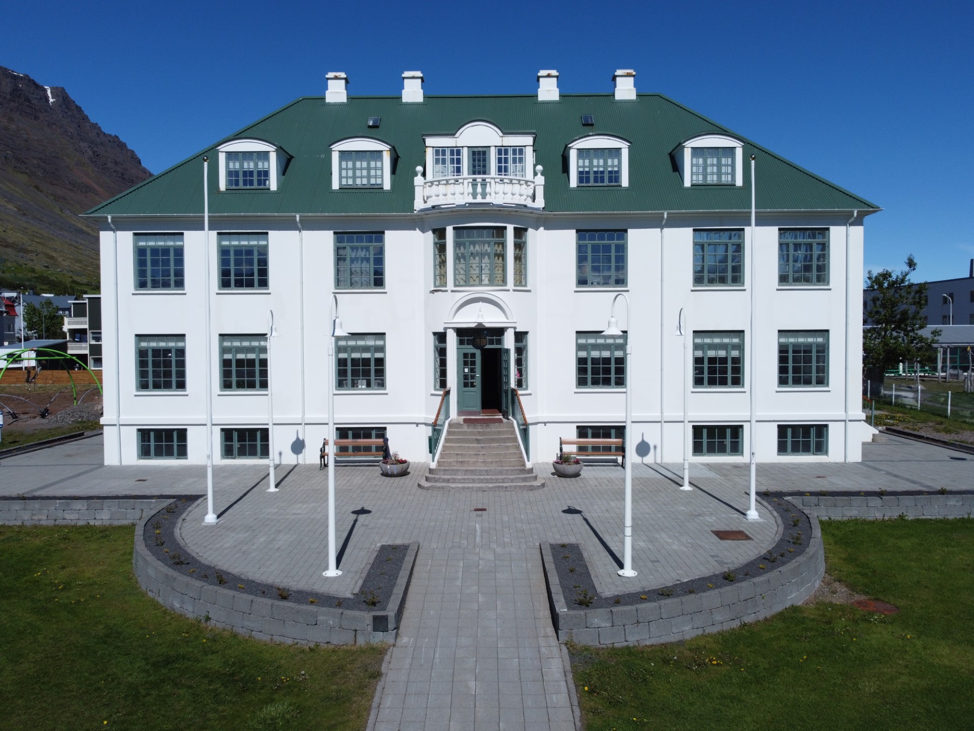 Ljósmynd af Safnahúsinu að sumri til, tekin úr nokkurri hæð yfir Hafnarstræti.