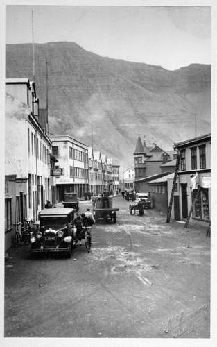 Horft niður Hafnarstræti á Ísafirði, fyrri hluta 20. aldar.