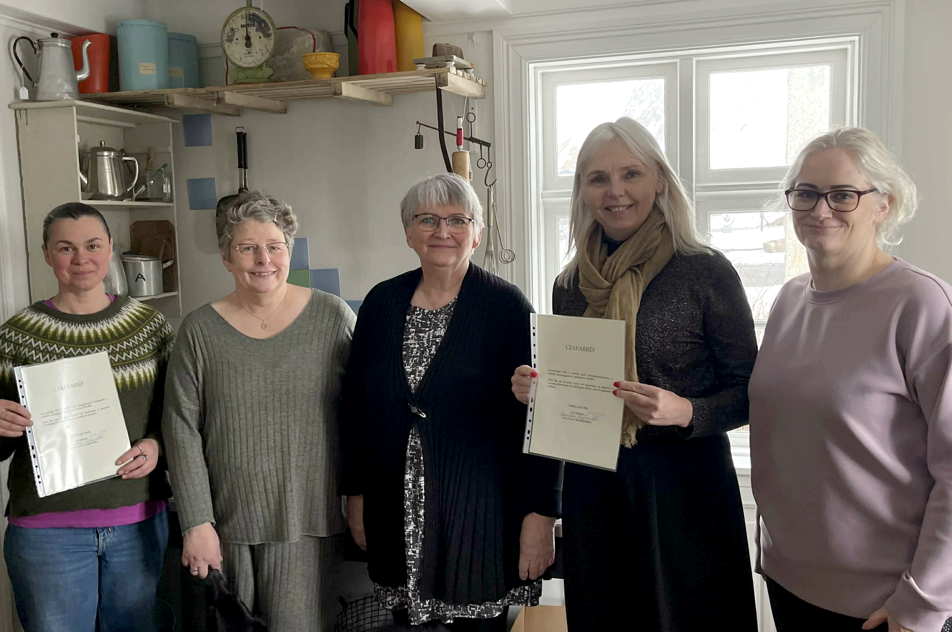 Starfmenn Skjalasafnsins Ísafirði og Byggðasafns Vestfjarða taka við styrk frá Kvenfélaginu Hlíf